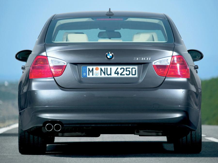  BMW 330i Sedan 2005 года  (фото 12 из 16)